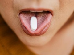 舌下疼痛舌苔白厚？科学调理“上火”有方法