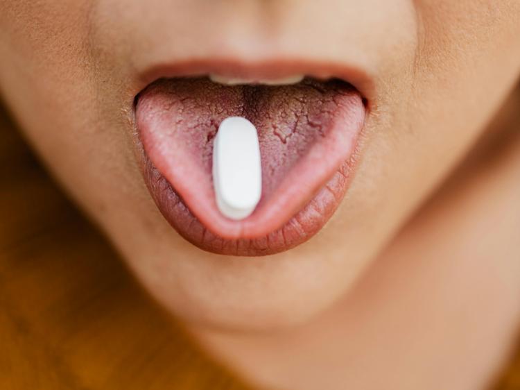 舌下疼痛舌苔白厚？科学调理“上火”有方法