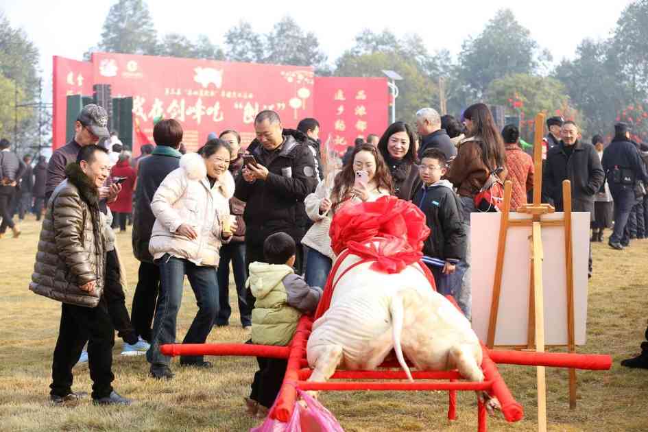 四川乐山市中区：年猪祈福迎新春 千人共享刨汤宴