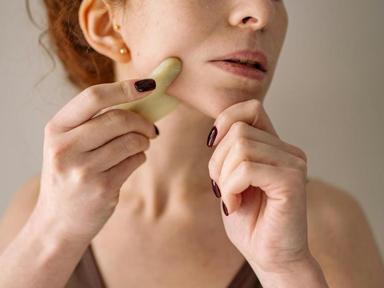 刮痧后皮肤紫黑？别盲目“排毒”，先看这3个信号