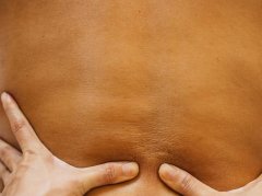 后背累乏总不好？3步辨因缓解腰肌劳损