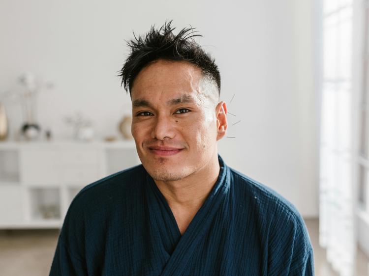 中渚穴:找对位置,轻松缓解耳鸣手麻的实用技巧 中渚穴:找对位置,轻松缓解耳鸣手麻的实用技巧