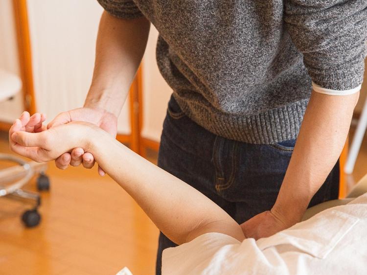 闪腰岔气别硬扛，艾灸调理的正确方法与误区