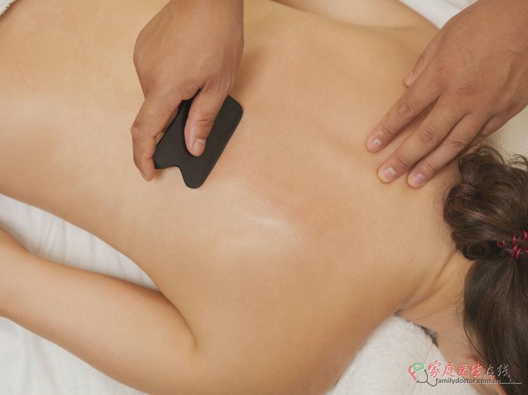 女性刮痧：科学操作避风险，合理调理促健康