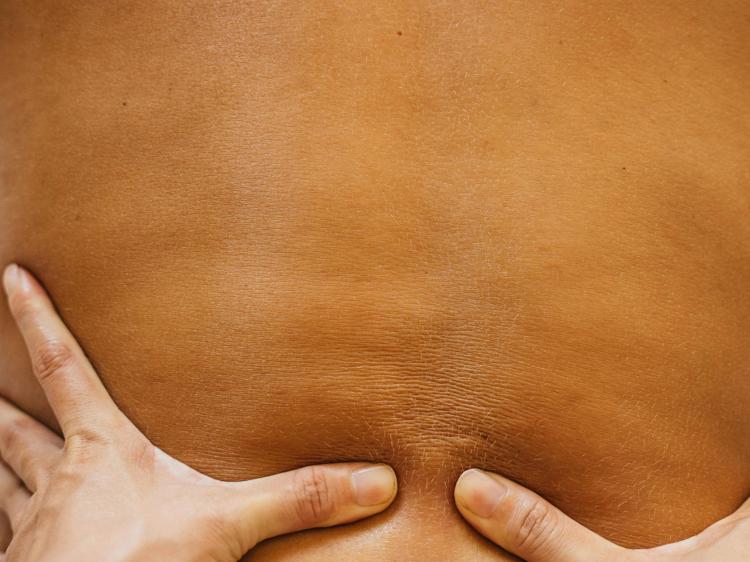 肩井穴按摩:快速缓解落枕疼痛的实用指南 肩井穴按摩:快速缓解落枕疼痛的实用指南