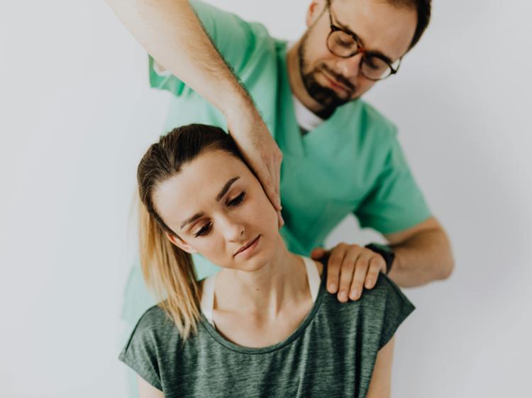 脖子酸胀痛还按压痛？可能是肌肉劳损在闹脾气