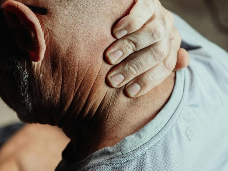 颈椎病埋针疗法:科学认知+安全要点,避开治疗误区 颈椎病埋针疗法:科学认知+安全要点,避开治疗误区