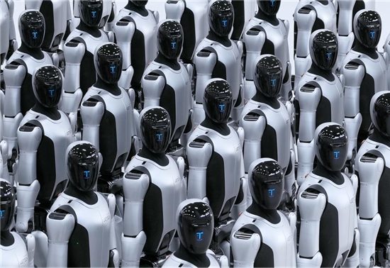 从春晚舞台走向流水线：2025年，人形机器人的“成人礼”