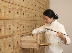 女性湿热重？6大信号+3步调理，摆脱黏腻沉重