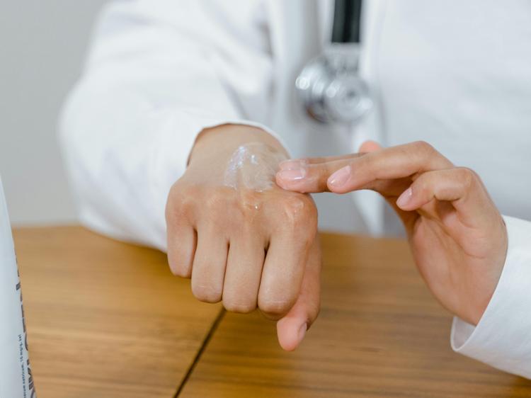 血热导致手脚脱皮?3个科学调理方法请收好 血热导致手脚脱皮?3个科学调理方法请收好