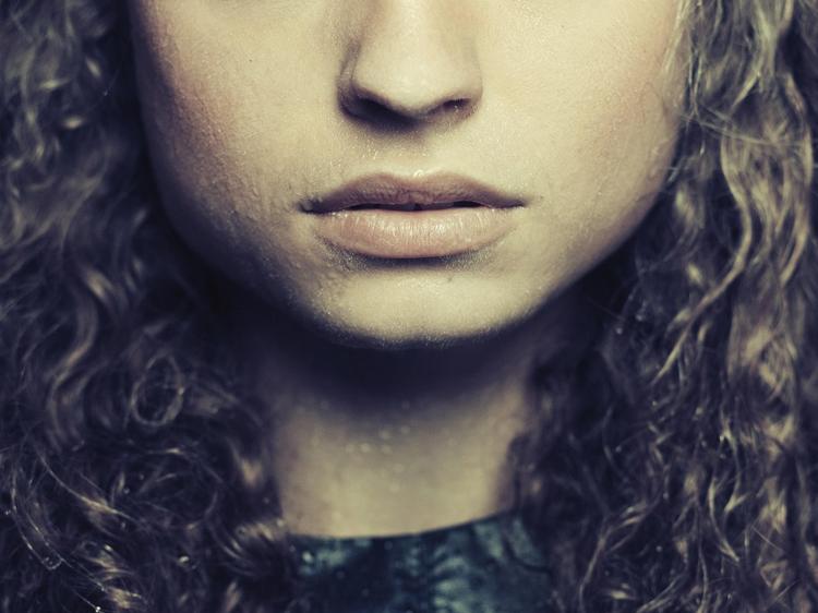 嘴唇总是粘腻？3个原因+科学调理方法帮你改善