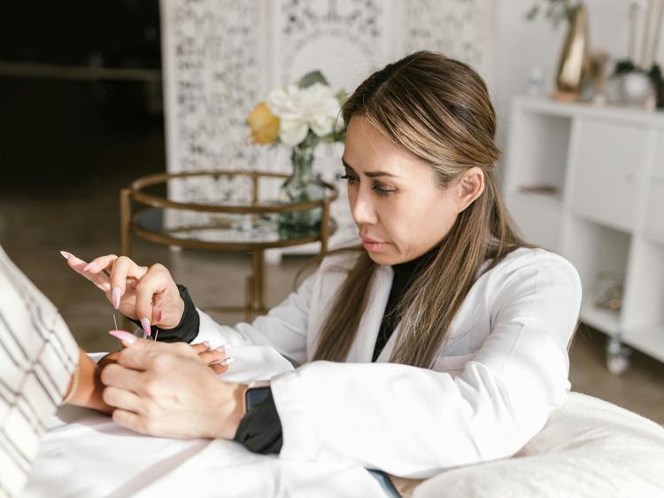 女性脾胃虚弱湿气重？6个科学调理法助你排湿健脾